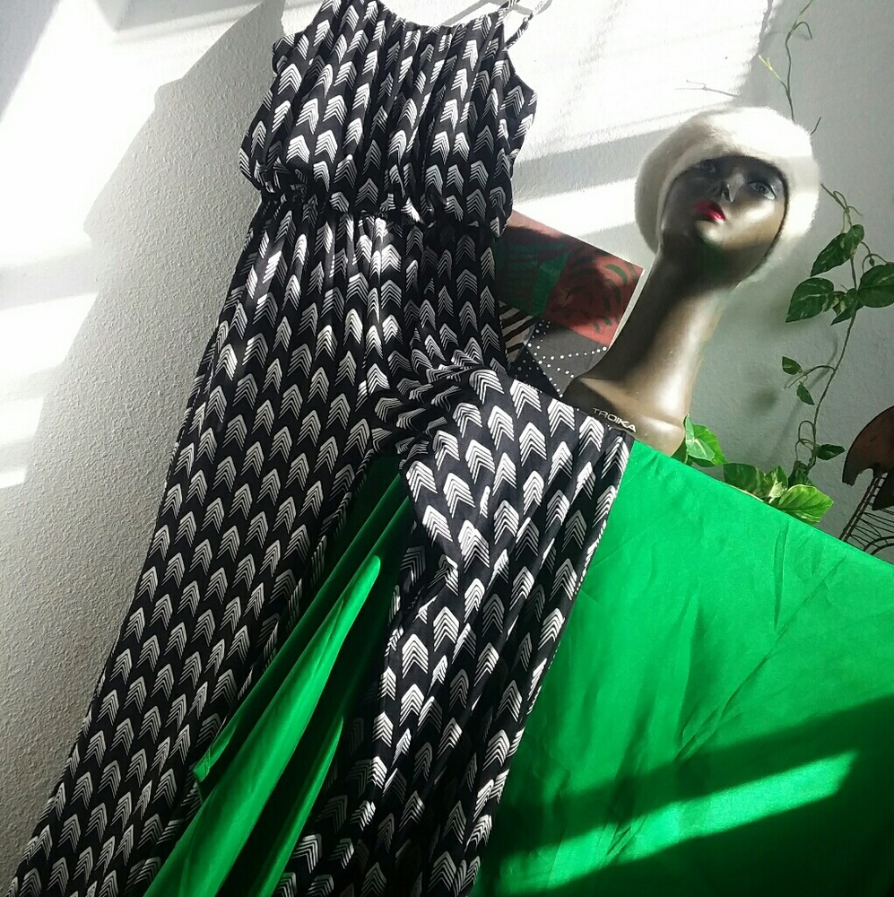 Medium sleeveless jumpsuit.